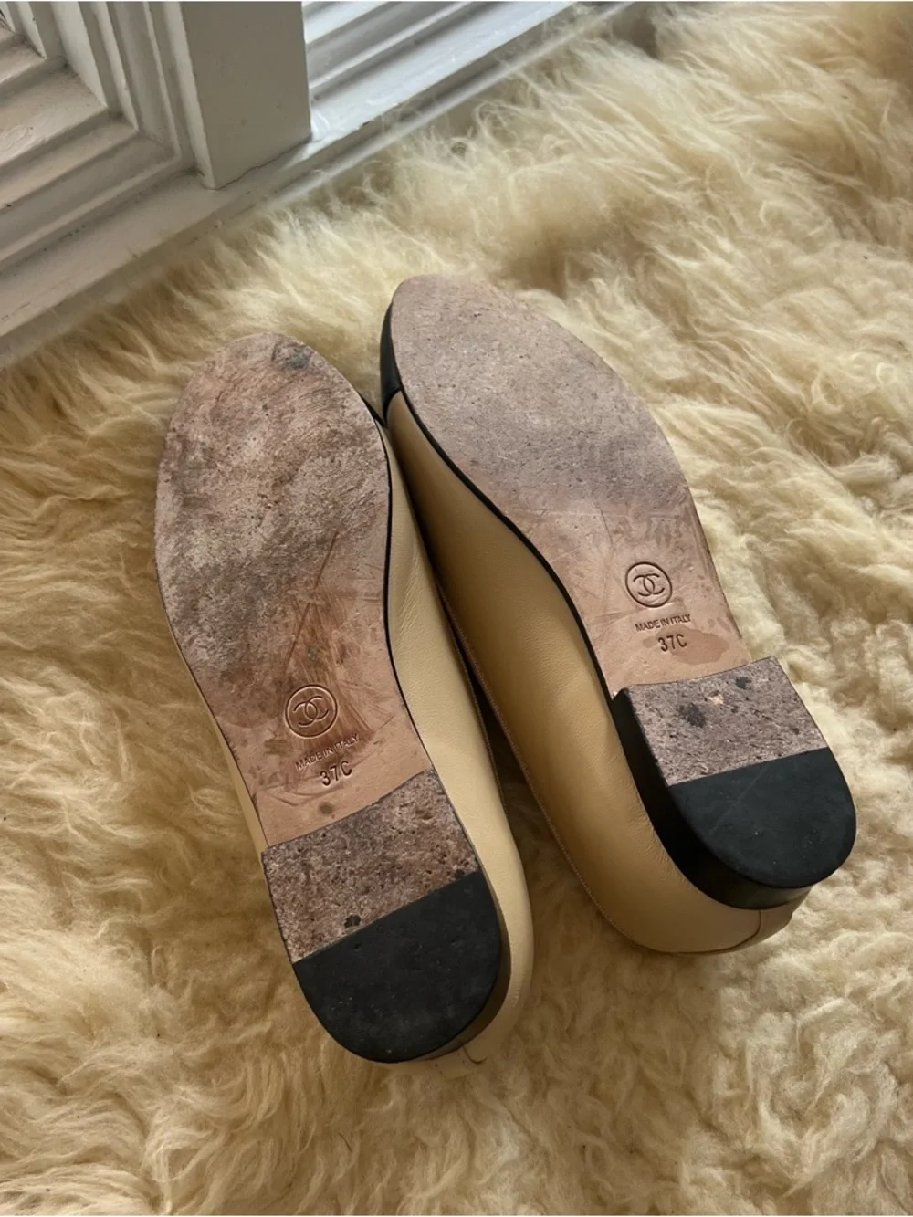 CHANEL Beige Leather Ballet Flats with Black Cap Toe and Bow Size 37C - Picture 3 of 4